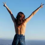The Topless Tour: Wenn hübsche Touristinnen obenrum frei posieren