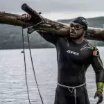 Extremsportler schwimmt 102 km und zieht dabei einen Baumstamm