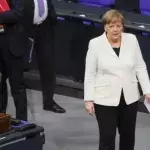 Im Moment ihres Sieges zeigt Merkel den anderen, wie mächtig sie immer noch ist