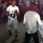 Er hat die dämliche Idee, einen Ex-Profiboxer auf der Straße herauszufordern