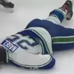 Hockey: Colton Kehler und Tanner Nagel liefern sich mitten im Spiel eine Schlägerei, die mit einem fetten K. o. endet