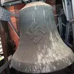 Umstrittene Hakenkreuz-Glocke: Unbekannte Täter schaffen Tatsachen