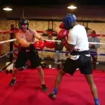 Bodybuilder fordert Boxer heraus: Ein schwerer Fehler (Video)
