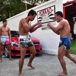 Saenchai trainiert mitten auf der Straße mit Singdam