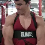 Er fängt 12 Jahren mit dem Bodybuilding an. So sieht er mit 17 aus