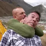 Jackass Steve-O bittet Chuck Liddell, ihm an die Gurgel zu gehen