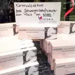 Karneval in Köln: Apotheke dekoriert Schaufenster um