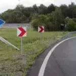 Betrüger warten auf der Autobahn-Ausfahrt und bitten um Geld