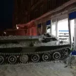 Betrunkener Russe will mit geklautem Panzer eine Flasche Wein im Supermarkt besorgen
