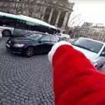 Ein Weihnachtsmann verfolgt eine flüchtige Autofahrerin mit seinem Motorrad