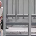 Rentner (85) ruht sich an Bushaltestelle aus. Dann rückt das Ordnungsamt an!