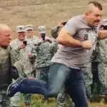 Der US-Soldat fordert die UFC-Legende Chuck Liddell heraus. Dann folgt ein Tritt aus der Drehung