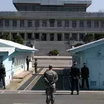 Ein nordkoreanischer Soldat flieht über die Grenze nach Südkorea. Dann eröffnen seine Kameraden das Feuer