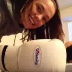 Rose Namajunas weckt ihren Freund Pat Barry mit einem kräftigen Faustschlag