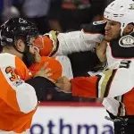 Wenn eine Eishockey-Rauferei mit einem Superman-Punch endet