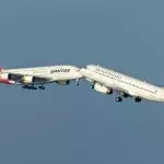 Zwei Flugzeuge setzen gleichzeitig zum Landen an