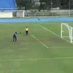 Er haut den Elfer an die Latte. Doch dann folgt das kurioseste Tor in der Geschichte des Fußballs
