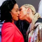 Das Staredown der beiden Kämpferinnen endet mit einem Kuss. Doch die abgeknutschte Gegnerin reagiert sofort