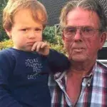 Dieser 2-jährige Bub bekommt von der Polizei eine Geldstrafe in Höhe von 140 Euro aufgebrummt
