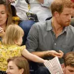 Ein kleines Mädchen klaut das Popcorn von Prinz Harry. Seine Reaktion bringt das Publikum zum Lachen
