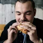 Dieses giftige Hilfsmittel benutzen Fastfood-Ketten beim Zubereiten eurer Burger