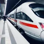 Eine ICE der Deutschen Bahn am Berliner Hauptbahnhof