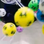 In einer Luftmisch-Lottomaschine wirbeln nummerierte Ping Pong-Bälle herum