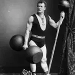 Eugen Sandow (1900): Er posiert stolz mit den Hanteln seiner Zeit. Wie kann man da mit den heutigen Trainingsausrüstungen noch Ausreden finden?