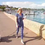 Frau zieht Adidas-Sportklamotten bei praller Hitze an, doch das bereut sie zutiefst