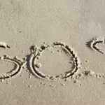 Gestrandet auf einer einsamen Insel rettet ihnen ein SOS im Sand das Leben