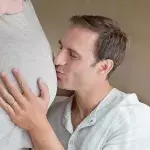Älterer Mann mit schwangeren Frau