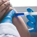 Arzt impft Patienten