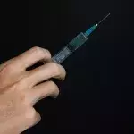 Arzt spritzt offenbar Patienten