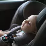 Baby bei Hitze im Auto