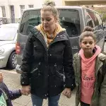 Caroline gibt ihre Kinder ab, um sie vor dem Schimmelbefall zu beschützen