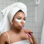 Darum ist Zähneputzen unter der Dusche nicht gut für deine Gesundheit 