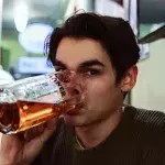 Das passiert mit deinem Körper, wenn du sehr viel auf einmal trinkst