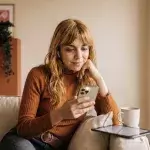 “Das Smartphone ist für viele längst die Fernbedienung des Alltags”: Immer mehr Bildschirmzeit in Deutschland?