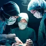 Ihr Arzt stellt nur eine Angina fest: Sie stirbt fast und muss sich zehn OPs unterziehen