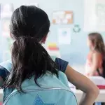 Mädchen öffnet ihren Rucksack, dann sind Mitschüler entsetzt
