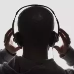 Er hört Musik: Kurz darauf findet ihn seine Mutter leblos und mit blutenden Ohren