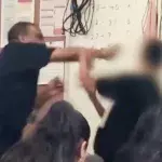 Video: Lehrer schlägt wegen krasser Aussage auf Schüler ein