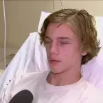 Jugendlicher schaut nach dem Schwimmen sein Bein an und muss sofort ins Krankenhaus