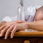 Alkoholismus: Diese Symptome warnen euch