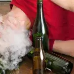 Das passiert in eurem Körper, wenn ihr gleichzeitig Alkohol trinkt und kifft