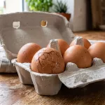Kaputtes Ei in der Packung: Diesen Fehler sollten Sie vermeiden