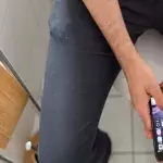 Die richtige Position auf der Toilette ist nicht mit dem Smartphone