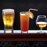 Dieses alkoholische Getränk schadet deiner Haut