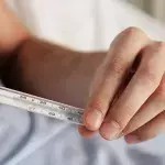 Ein Mann klagt über Fieber, dann verliert er ein Viertel seiner Haut