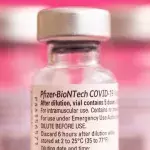 Eine Flasche mit dem Pfizer-BioNTech-Impfstoff